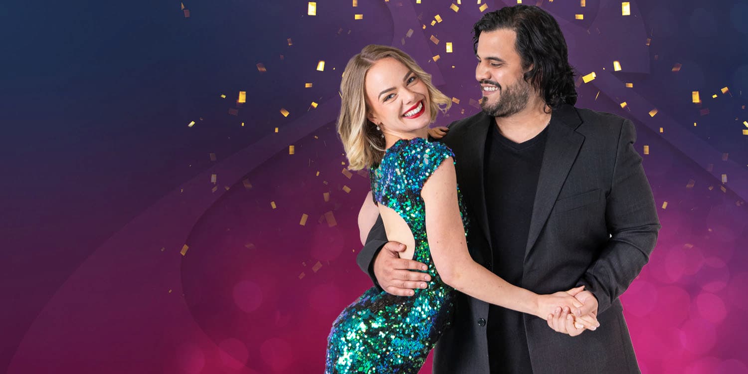 Giovane coppia innamorata che balla insieme